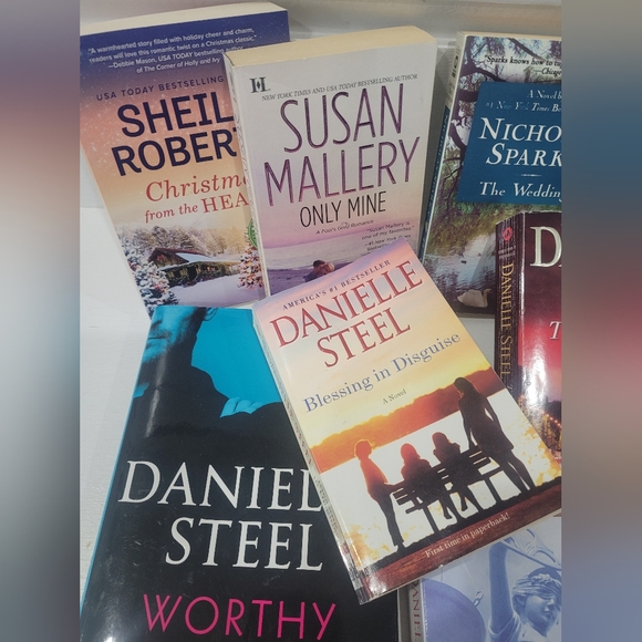 DANIELLE STEEL, SUSAN MALLORY, SHELIA ROBERTS,NICOLAS SPARKS - Picture 2 of 4